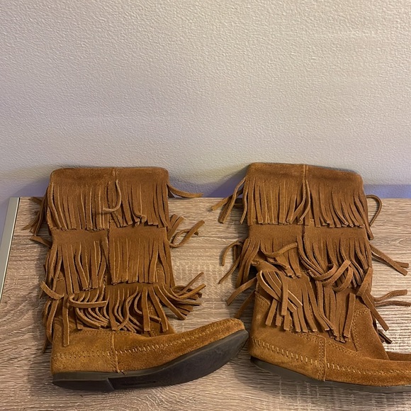 Minnetonka 3-Layer Fringe Women's Boot - Picture 3 of 3